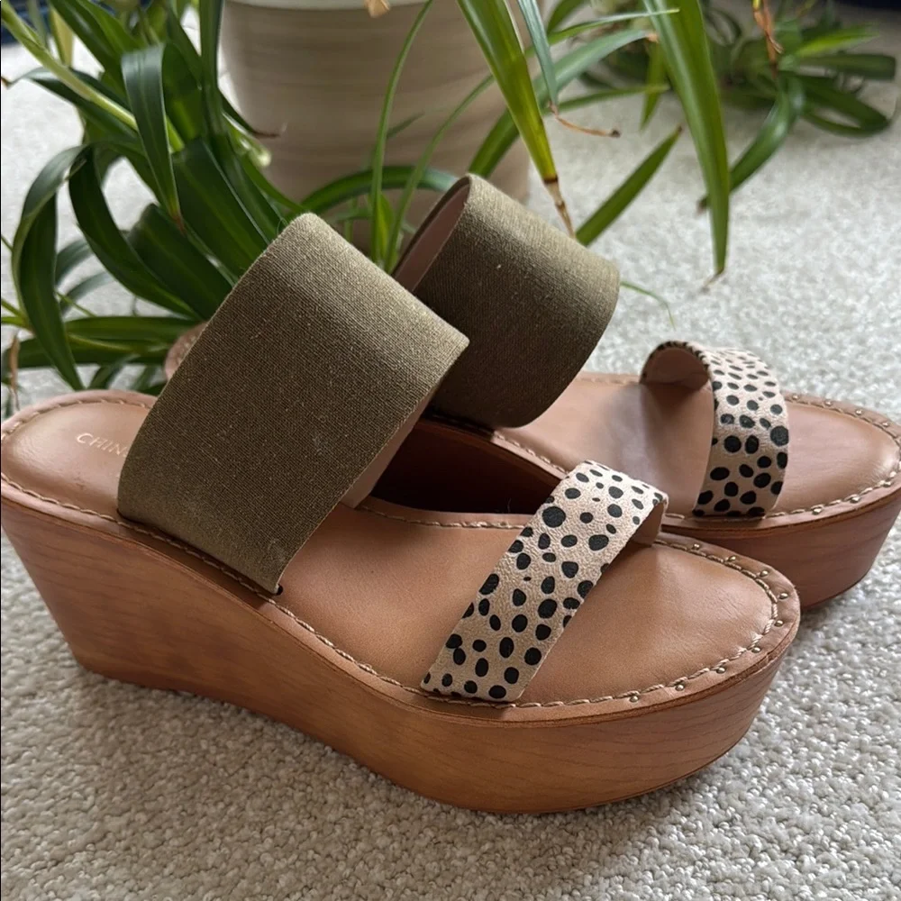 Chinese Laundry Green and Tan Wedge Sandals with Platform Design